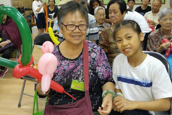 同學與婆婆開人地合照