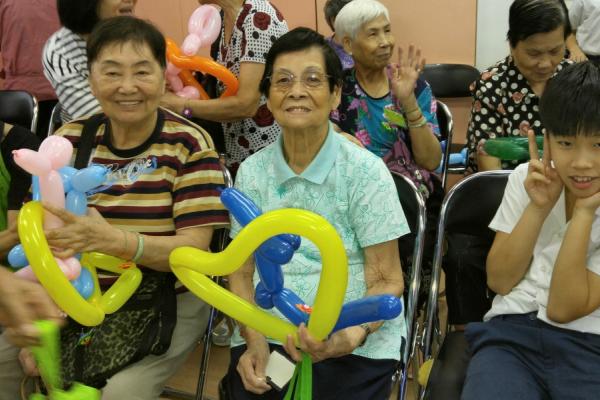 同學們耐心教授扭氣球的技巧。