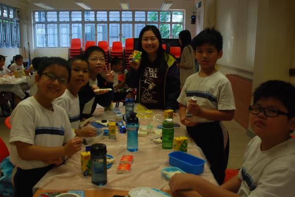 完成後，他們一同和同學分享食物。