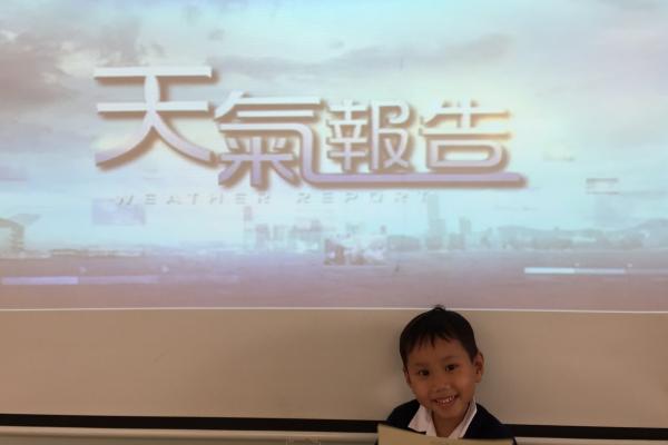 「結交腦朋友」成長小組的主題是幫助學生認識情緒，並加強其控制情緒的能力。透過不同的活動，學生能夠明白自己及別人的情緒。左圖中學生運用情緒圖卡，表達不同的情緒。