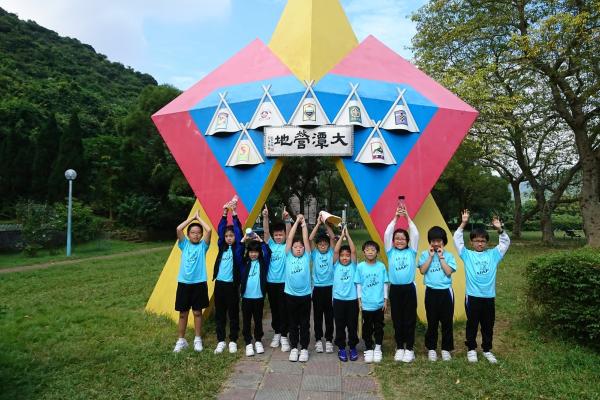 同學們一同在草地上拍攝大合照。